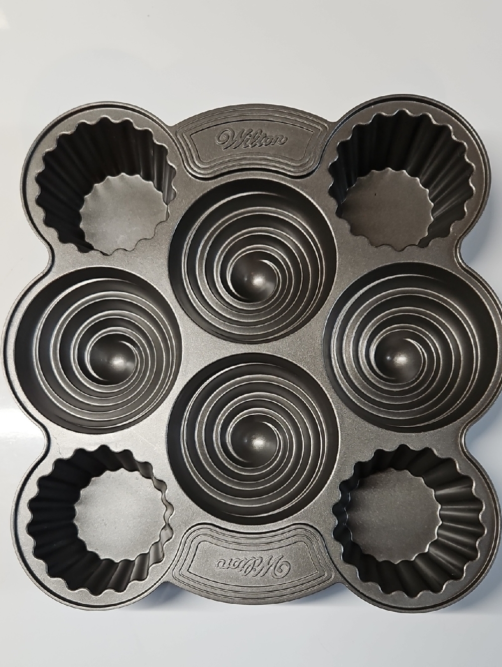 WILTON 3D JUMBO CUPCAKE NON STICK BAKING PAN, 8 CAVITIES.